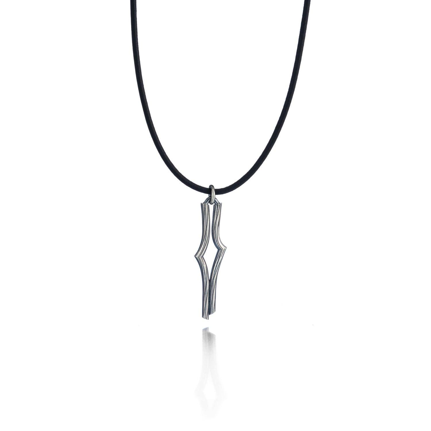 Lumoava Vaellus riipus musta nahkanauha 60cm L56239800960 - Puustjärven Kello & Kulta